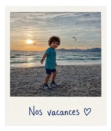 Photo d'un petit garçon à la plage, avant transformation en pages de coloriage personnalisées