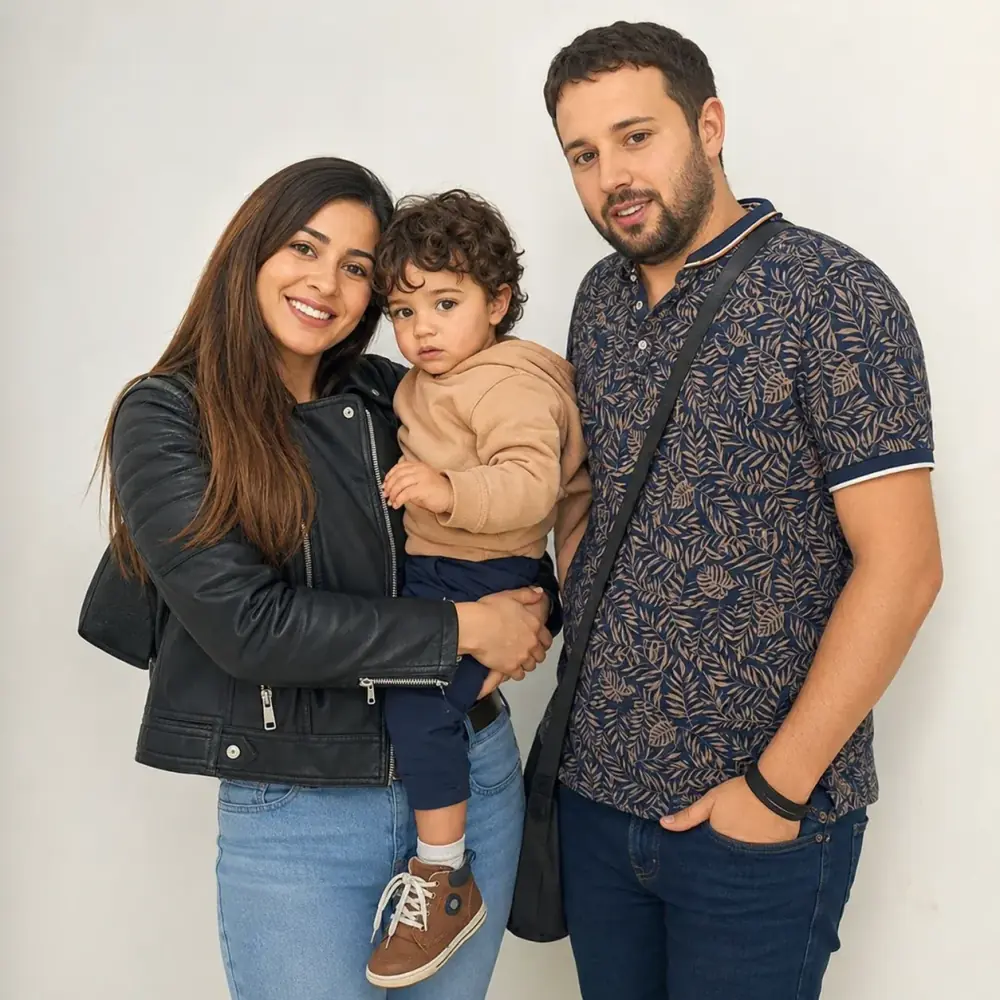 Photo de parents portant leur petit garçon, avant transformation en points à relier personnalisés