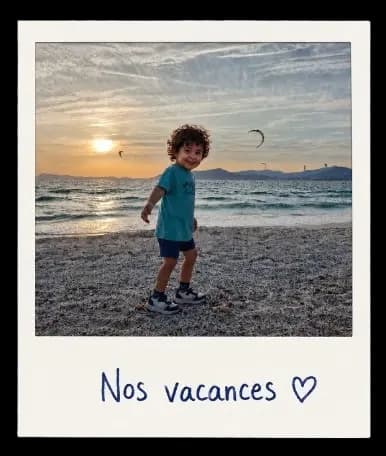 Photo d'origine : un petit garçon aux cheveux bouclés sur une plage au coucher du soleil