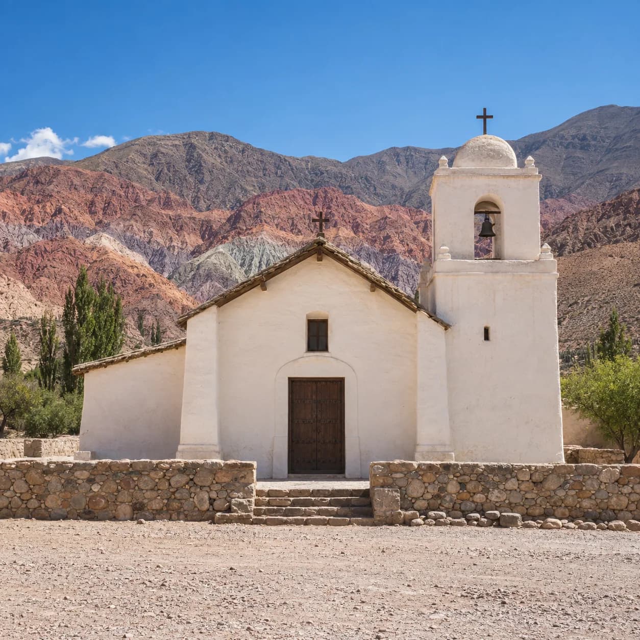 Photo réaliste: Coloriage de l'Argentine : chapelle et montagnes colorées