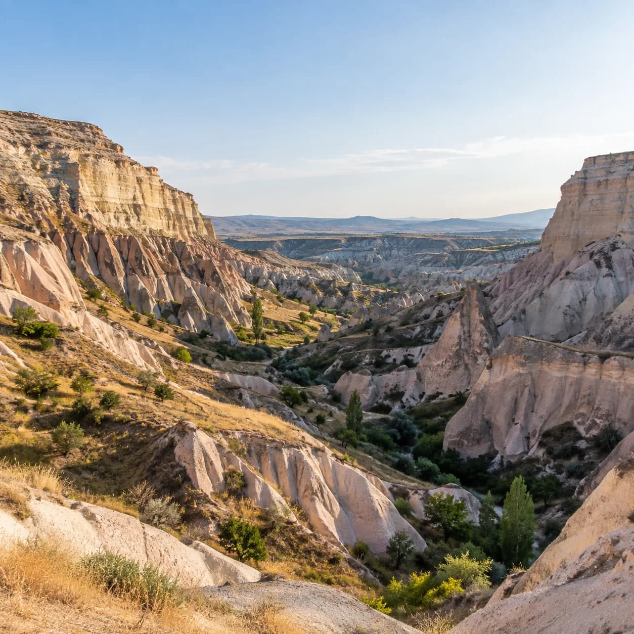 Photo réaliste: Coloriage des vallées de Cappadoce : canyon stratifié