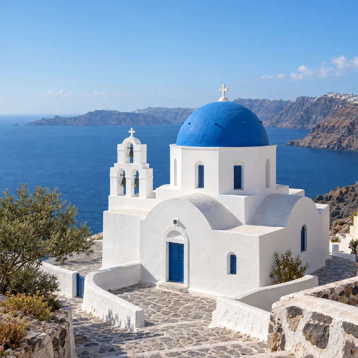 Photo réaliste: Coloriage de la Grèce : chapelle au dôme bleu