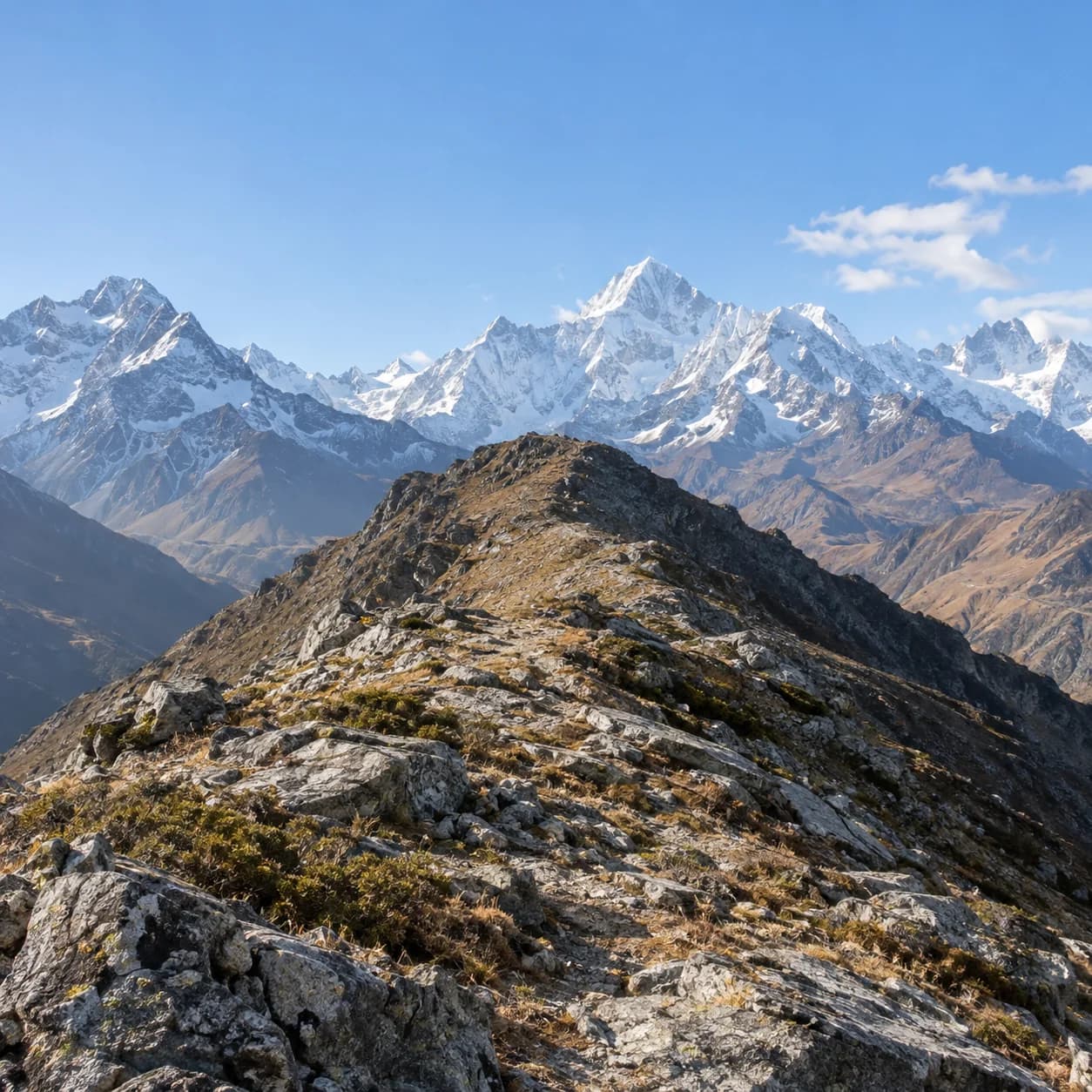 Photo réaliste: Coloriage de la chaîne de l'Himalaya : crête rocheuse