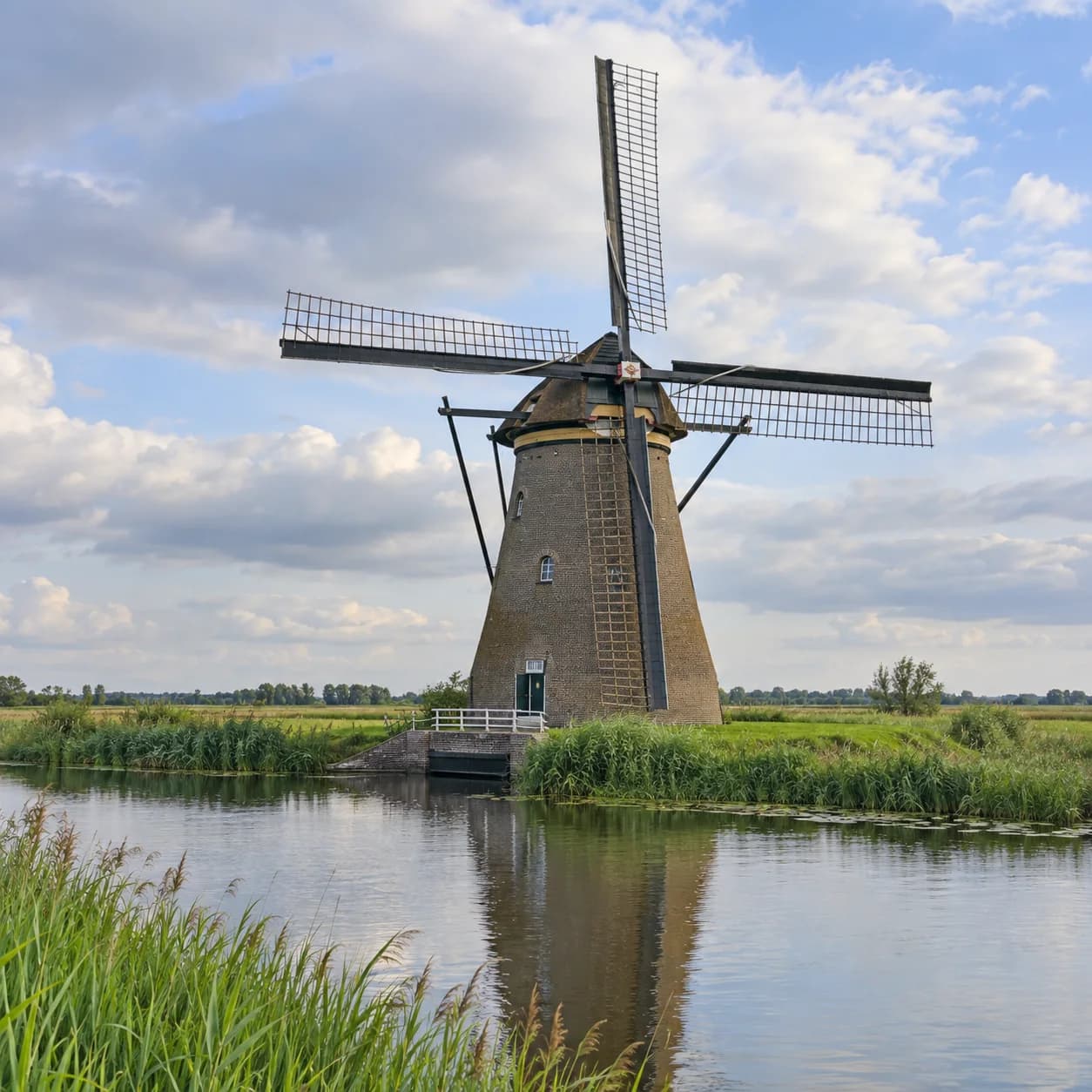 Photo réaliste: Coloriage des Pays-Bas : moulin à vent au bord d'un canal