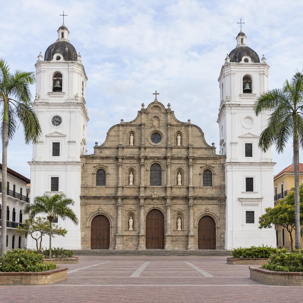 Foto realista: Dibujo de Panamá para colorear: iglesia de dos torres
