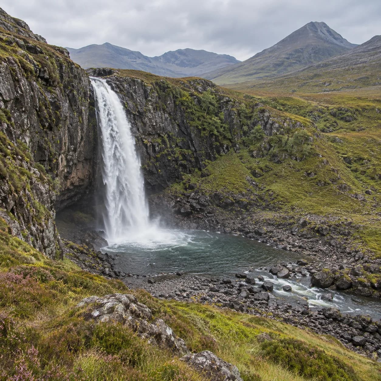 Foto realista: Dibujo de las Tierras Altas de Escocia para colorear: cascada